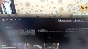 Potente corrida pringosa gimiendo sobre mi pc mirando mi propio perfil en PH! Estaba muy cachondo!