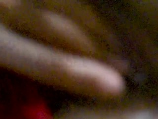 Me meto los dedos en la sala de mi amigo mientras no esta