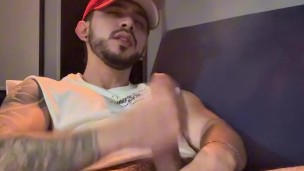 joven con pene enorme saca una gran explosión de semen