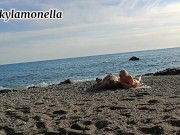 Moglie troia tradisce marito con bagnino sulla spiaggia pubblica, Gente guarda - Nikylamonella 1/16