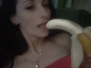 Gioco con la banana pensando al tuo cazzo duro 3/16