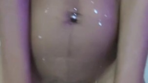 Tirando leite do peitinho e se masturbando de tanto tesão.