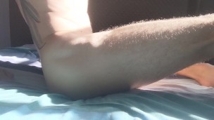 Llenando mis pies de leche bajo la luz del sol