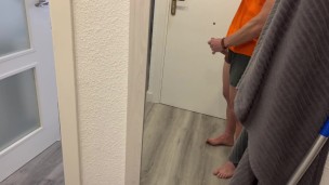 Mucha saliva en mi polla hace que apunto me corra