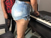 Una joven con curvas y una falda ajustada tomando su primera lección de teclado 3/16