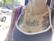 Mostrando las tetas en la calle 1/16