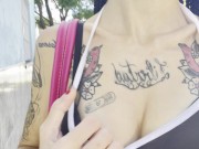 Mostrando las tetas en la calle 12/16