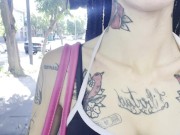 Mostrando las tetas en la calle 2/16