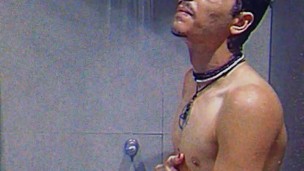 Tomando banho no vestiário da academia 6