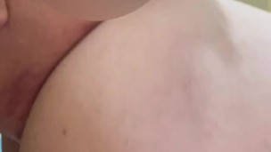 Me chupa el culo y luego me folla hasta correrse