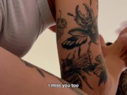 ABAJO ESTÁN TODOS! Deliciosa masturbada a la tetona en el sofá 1/16