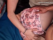Mi madrasta latina se pone cachonda viendo porno cuando mi papá esta trabajando y pasa esto