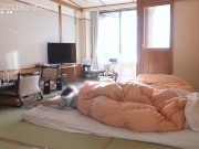 旅館で朝からイチャイチャ生ハメ濃厚セックスするカップルを覗き見♡グラインド騎乗位で激しく攻めたら大量ぶっかけされました　日本人 素人 ハメ撮り 痴女 無修正 japanese かわいい 個人撮影 1/16