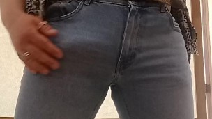 Mein Schwanz platzt fast – sieh zu, wie er aus der Hose springt