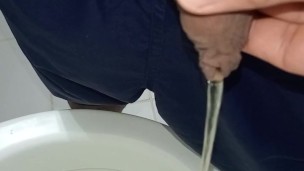 Jovem desesperado mijando, longo e gostoso, de lado, pênis grande e venenoso
