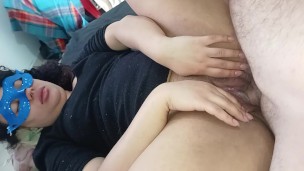 she opens her pussy to take dick until she ejaculates, she still looks at the camera to see🍆🍑🥛😋