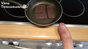 Paja rápida gimiendo alto en la cocina! Chocolate y leche espesa para el desayuno de los campeones!