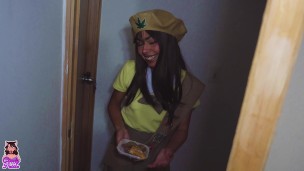 Soy la linda exploradora de la tropa 69, quieres probar mi galletita?