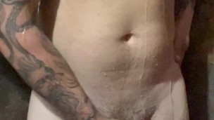 Me masturbo mientras me baño a mi chica le encanta y me graba