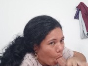 Hermosa chica mamando delicioso