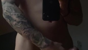 Asuto caliente se masturba su polla Blanca