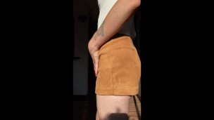 Deliciosa chica se desnuda y quiere que la cojan por el culo