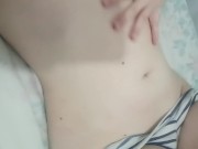 Petite mojada tocándose frente al espejo 4/16