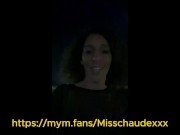 🇫🇷 Misschaudexxx, Promenade dans la rue avec plug anal lumineux, baise avec un inconnu et creampie 1/16
