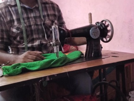 kapada silane gai ladaki ko darji ne ache chod diya