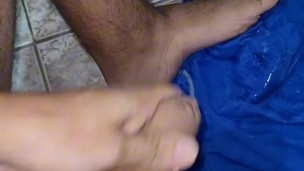 Gozando na cueca para mandar para o cliente