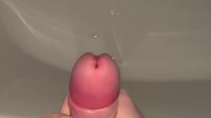 Quick jerking off my huge dick to fill the bath of my sperm pt.2 (with cumshot)