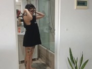 Ducha caliente en la casa de mi amiga. Chica con lentes se masturba gimiendo mucho hasta acabar 1/16