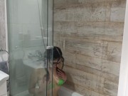 Ducha caliente en la casa de mi amiga. Chica con lentes se masturba gimiendo mucho hasta acabar 3/16
