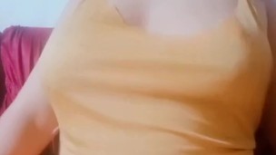 Garota sexy se toca: peitos e buceta em ação