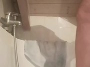 Troia con plug nel culo fa di tutto nella vasca 1/16