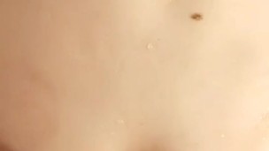 Imprévu 1/3 GOLDEN SHOWER : sa première petite douche dorée, il lui arrose le cul et elle aime ça