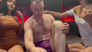 Un extranjero nos folla duro y deja mucha leche dentro de nuestros coños - CAMILA HENAO