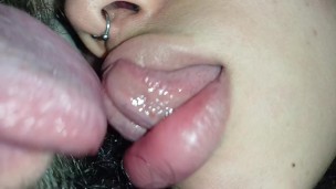 couple kissing deliciously she jerks off his dick at the same time he kiss very she💋🤤🍌💦😋🤤😵🥛