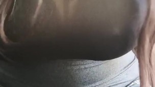 Gostosa exibindo os peitos