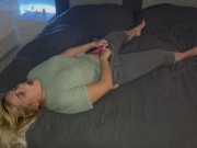 Bonie und Clyde’s Vorspiel sexy heiss feucht intensiv multiple Orgasmen satisfyer Jeans Bett Kitzler 10/16