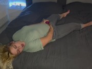 Bonie und Clyde’s Vorspiel sexy heiss feucht intensiv multiple Orgasmen satisfyer Jeans Bett Kitzler 14/16