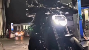 Me pegan tremenda cogida al llegar a casa