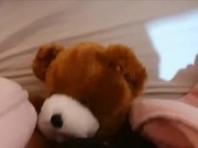 Mi tocco col mio amico peluche 6/16