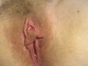 Неопытная девушка мастурбирует свою волосатую пизду пальцами и стеклянным огурцом 5/16