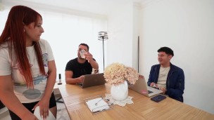 Joven caliente reta a su mejor amigo hacer un trío con su empleada de servicio - PORNO EN ESPAÑOL