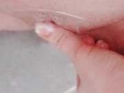 Petite gimiendo bajito con los ojos cerrados 6/16