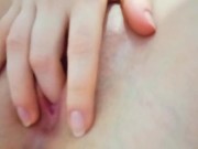 Petite en la silla moviéndose sola