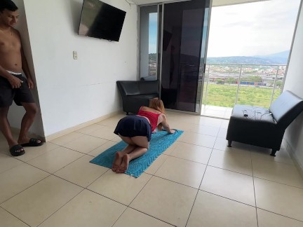 Ayudo con sus ejercicos de yoga a mi sexi latina hermanastra, la toco de mas y terminamos follando.