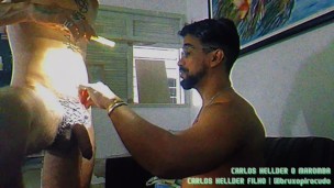 Meu papai descolorindo meus pentelhos e me deixando loirinho