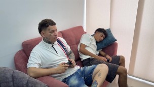 Me aprovecho mientras mi marido descansa para que el mejor amigo de el cornudo me folle rico.